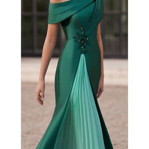 Elegant Green Off-Shoulder Evening Dress